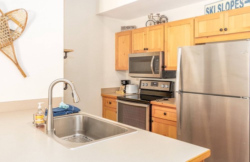 Lakeside Village Condominio | NEW. Beautiful Condo. Quiet Location. Hot Tub.