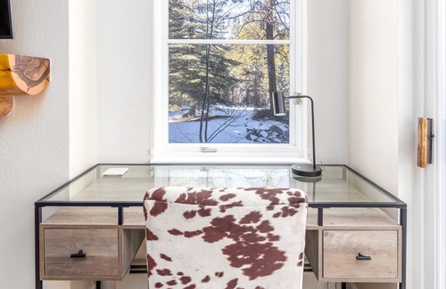 Lakeside Village Condominio | NEW. Beautiful Condo. Quiet Location. Hot Tub.