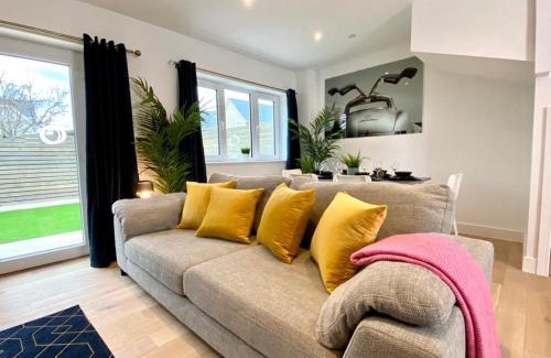 Poole Casa | NEW Beautiful Large 3 bedroom House - 5 Minutes to the nearest Beach! - Great Location - Garden - Parking - Fast WiFi - Smart TV - Newly decorated - sleeps up to 7! Close to Poole & Bournemouth & Sandbanks