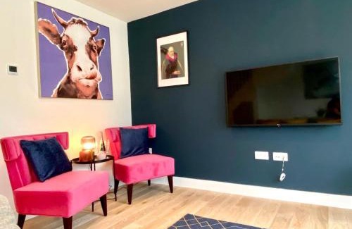 Poole Casa | NEW Beautiful Large 3 bedroom House - 5 Minutes to the nearest Beach! - Great Location - Garden - Parking - Fast WiFi - Smart TV - Newly decorated - sleeps up to 7! Close to Poole & Bournemouth & Sandbanks