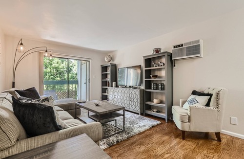 Bel Aire Apartamento | New! Beautifully Decorated Apartment -Pool/Desk/AC/Patio