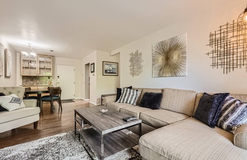 Bel Aire Apartamento | New! Beautifully Decorated Apartment -Pool/Desk/AC/Patio