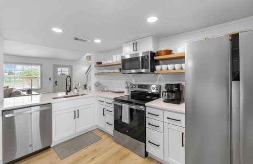 Spring Hill Casa | *New/Beautifully Remodeled/Waterfront/Pool Home