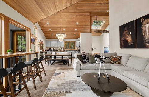 Black Butte Ranch Cabina | NEW! Black Butte Ranch 5 star Luxe!Arcade/Movie Room/Hot Tub/Sauna/2 Playrooms!