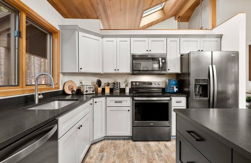 Black Butte Ranch Cabina | NEW! Black Butte Ranch 5 star Luxe!Arcade/Movie Room/Hot Tub/Sauna/2 Playrooms!