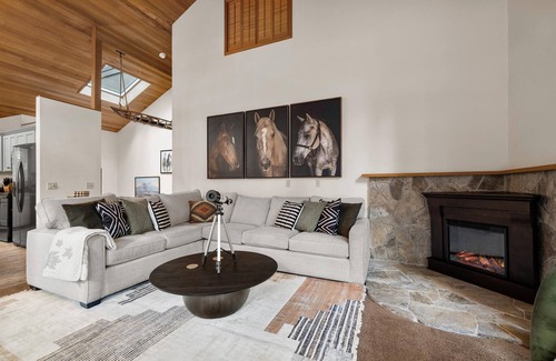 Black Butte Ranch Cabina | NEW! Black Butte Ranch 5 star Luxe!Arcade/Movie Room/Hot Tub/Sauna/2 Playrooms!