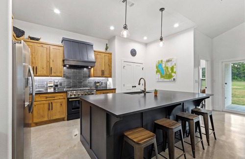 Denison Casa | New Build - 2 Ensuite King Bedrooms - Starlink WiFi + Roku TVs - Walking Trails