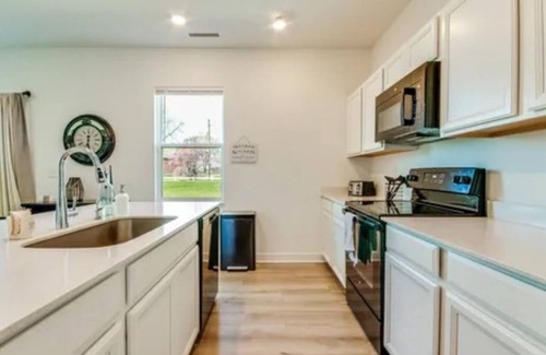 Maxwell Casa | New build! 4BR, Family Friendly, Yard+Garage