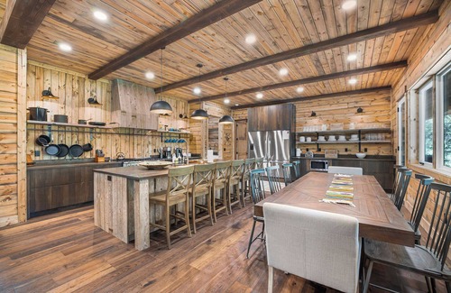 Island Park Cabina | New Build Luxury Yellowstone House, 6 acres, Decks, Fire pit, Heat & AC on Creek