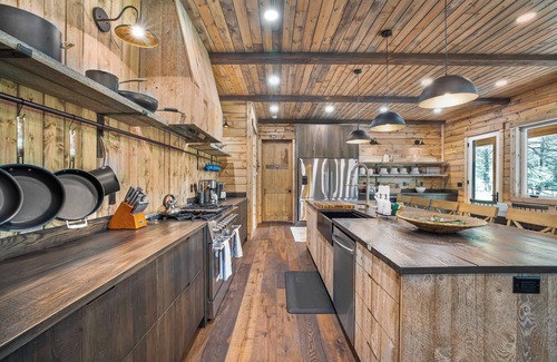 Island Park Cabina | New Build Luxury Yellowstone House, 6 acres, Decks, Fire pit, Heat & AC on Creek