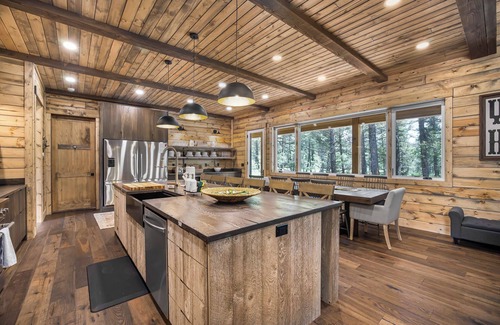 Island Park Cabina | New Build Luxury Yellowstone House, 6 acres, Decks, Fire pit, Heat & AC on Creek