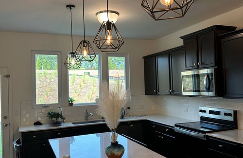 Lancaster Casa | New Build Modern 3-bedroom house with AC and big pool a block away in Lancaster.