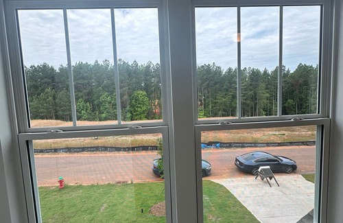 Lancaster Casa | New Build Modern 3-bedroom house with AC and big pool a block away in Lancaster.