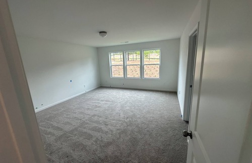 Lancaster Casa | New Build Modern 3-bedroom house with AC and big pool a block away in Lancaster.