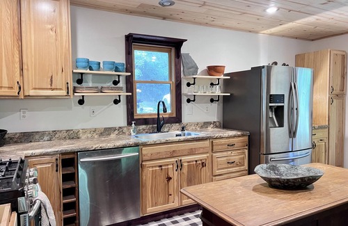 Morganton Cabina | NEW Cabin by Blue Ridge Lake, Swing Bed, Firepit, Double Porches