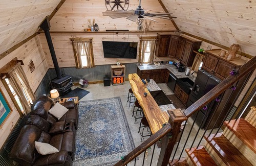 Rising Fawn Cabina | New cabin on 1 acre - large deck & firepit area - 2 bikes provided - hiking - screened in porch