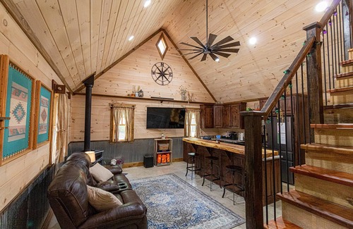 Rising Fawn Cabina | New cabin on 1 acre - large deck & firepit area - 2 bikes provided - hiking - screened in porch