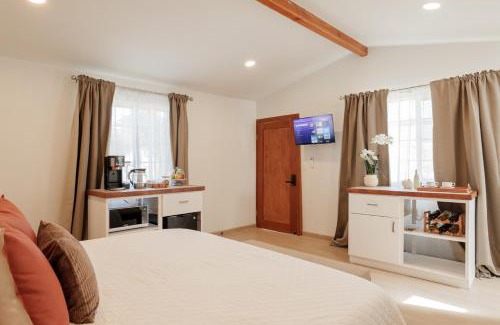 San Antonio de las Minas Casa | New Cabin with King Bed, AC and TV near Wineries at Monte Olmo