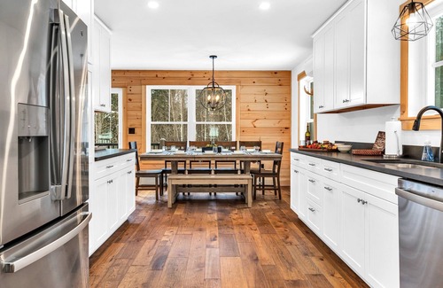 Bethel Chalet De Esquí | NEW Chalet 6 minutes from Sunday River! Hot tub, Sauna, Sleeps 12, Dog Friendly!