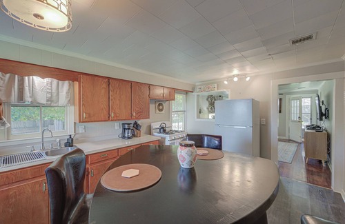 Lafayette Cabaña | New! Charming Cajun cottage with FENCED backyard - midcity! Dogs welcome!
