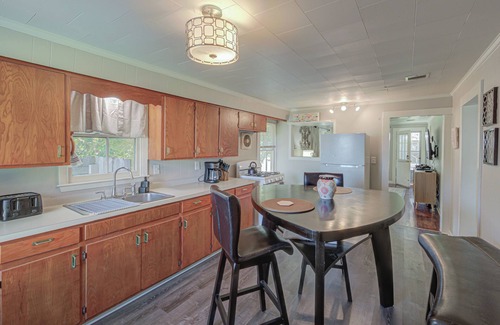 Lafayette Cabaña | New! Charming Cajun cottage with FENCED backyard - midcity! Dogs welcome!