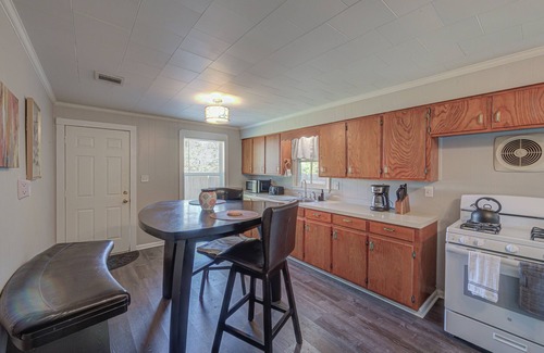 Lafayette Cabaña | New! Charming Cajun cottage with FENCED backyard - midcity! Dogs welcome!