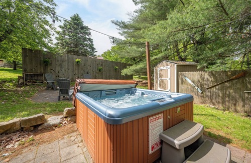 Thayerville Casa | New! Charming Dog Friendly Retreat w/ Hot Tub