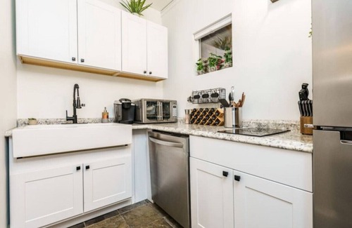 Veterans Park Apartamento | *New* Comfortable Studio*Walk to River/Park/Coffee