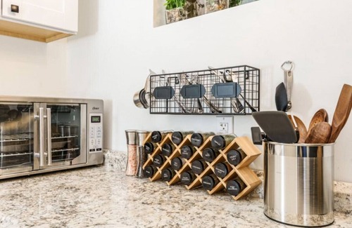 Veterans Park Apartamento | *New* Comfortable Studio*Walk to River/Park/Coffee