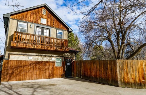 Veterans Park Apartamento | *New* Comfortable Studio*Walk to River/Park/Coffee