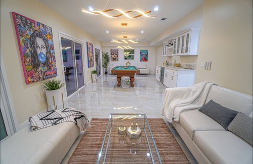 Los Angeles Casa | New construction, 2 1/2 stories , roof top , 3 outdoor area for entertainment,