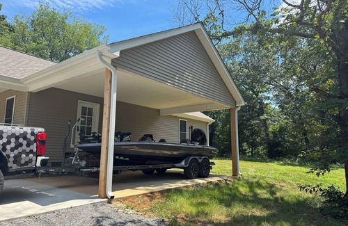 Benton Casa | New construction 3-bedroom home less than 1 mile from Kentucky Lake