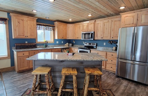 Island Park Cabina | New construction, hot tub, 12 miles to Yellowstone, WiFi, AC, firepit,