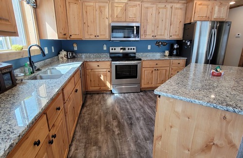 Island Park Cabina | New construction, hot tub, 12 miles to Yellowstone, WiFi, AC, firepit,
