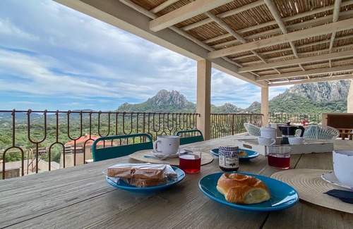 San Pantaleo Apartamento | New, cool, and comfortable apartment in San Pantaleo center with parking space.