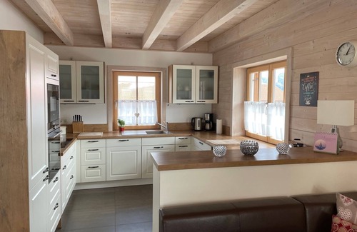 Steibis Casa | Nueva casa en estilo con una gran piscina natural, jardín y garaje