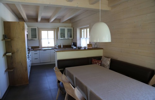 Steibis Casa | Nueva casa en estilo con una gran piscina natural, jardín y garaje