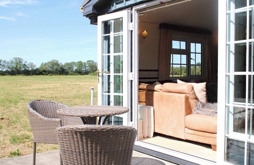 Holton Le Clay Cabina | NEW Couples Hideaway | Puppy Lounge & Horse Views