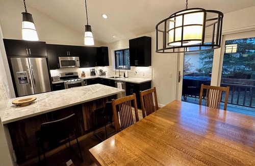 South Snyderville Basin Casa | NEW COVERED PATIO WITH HOTTUB!! Large private 5 bdrm across from Canyon's.