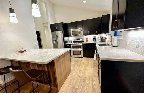 South Snyderville Basin Casa | NEW COVERED PATIO WITH HOTTUB!! Large private 5 bdrm across from Canyon's.