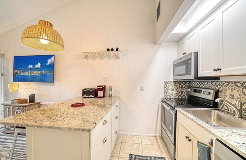 The Meadows Condominio | NEW! Cozy 1/1 condo The Meadows Peaceful Pond View