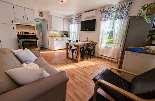 Saint-Tite-des-Caps Chalet De Esquí | New! Cozy and friendly chalet with spa & BBQ