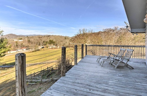 Hayesville Cabaña | NEW! Cozy Hayesville Cottage w/ Lake Views!