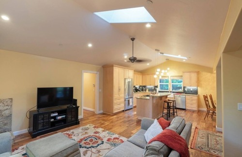 Nevada City Casa | New, Cozy home- walk to downtown!