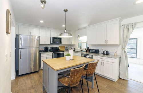 Crystal River Casa | NEW Cozy House| 5 Min Three Sisters Springs