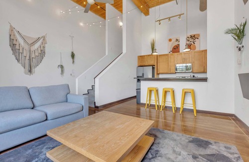 Arcadia Apartamento | NEW! Cozy mill loft w/2 king beds, gym & pool