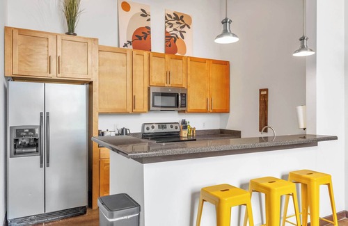 Arcadia Apartamento | NEW! Cozy mill loft w/2 king beds, gym & pool