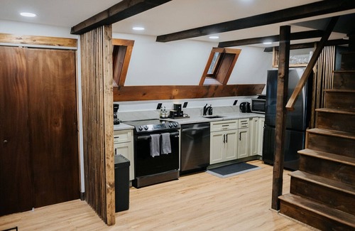 Tamworth Cabina | NEW! Cozy & Modern A-Frame in the woods w/Private HOT TUB