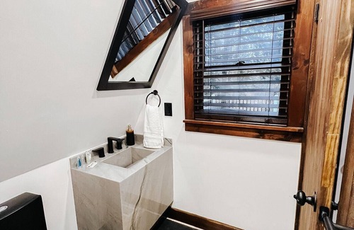 Tamworth Cabina | NEW! Cozy & Modern A-Frame in the woods w/Private HOT TUB