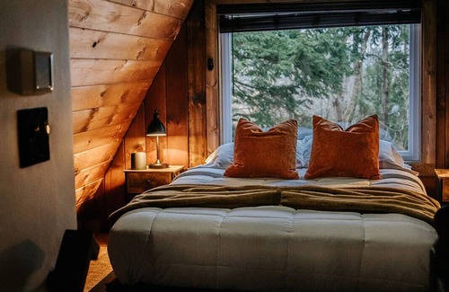 Tamworth Cabina | NEW! Cozy & Modern A-Frame in the woods w/Private HOT TUB